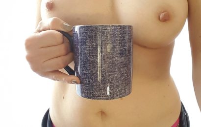 Je montre mes seins au café